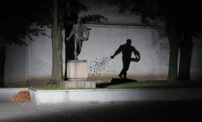 Tas pats Sējējs nakts gaismās Autors: kaķūns 28 ielu mākslas meistardarbi - vērts redzēt