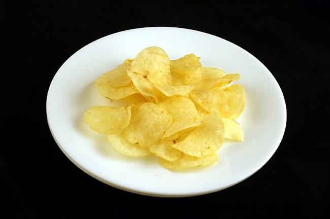 37 grami kartupeļu čipsu Autors: Sulīgais Mandarīns 200 kalorijas 46 dažādos produktos