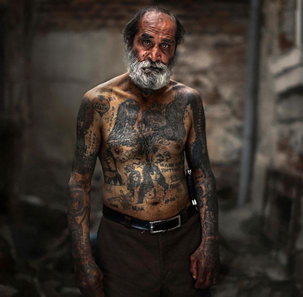  Autors: EV1TA Kāpēc NENOŽĒLOT tetovējumus vecumdienās?
