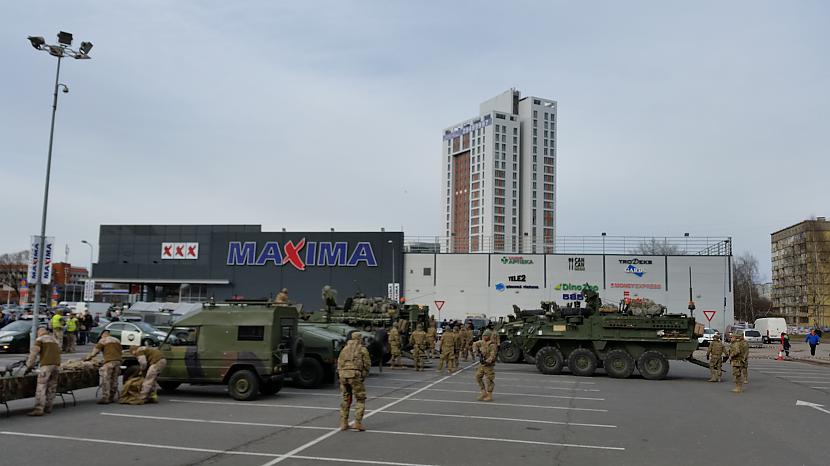 Karavīri izkrauj bruņojumu Autors: ghost07 ASV sauszemes spēki iebrauc Rīgā
