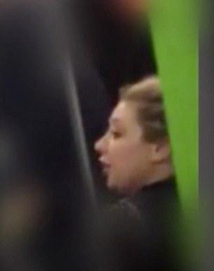 Vai tas nav tā kā nedaudz par... Autors: matilde Sievietei metro 'aizvērās', apkaunojoši!
