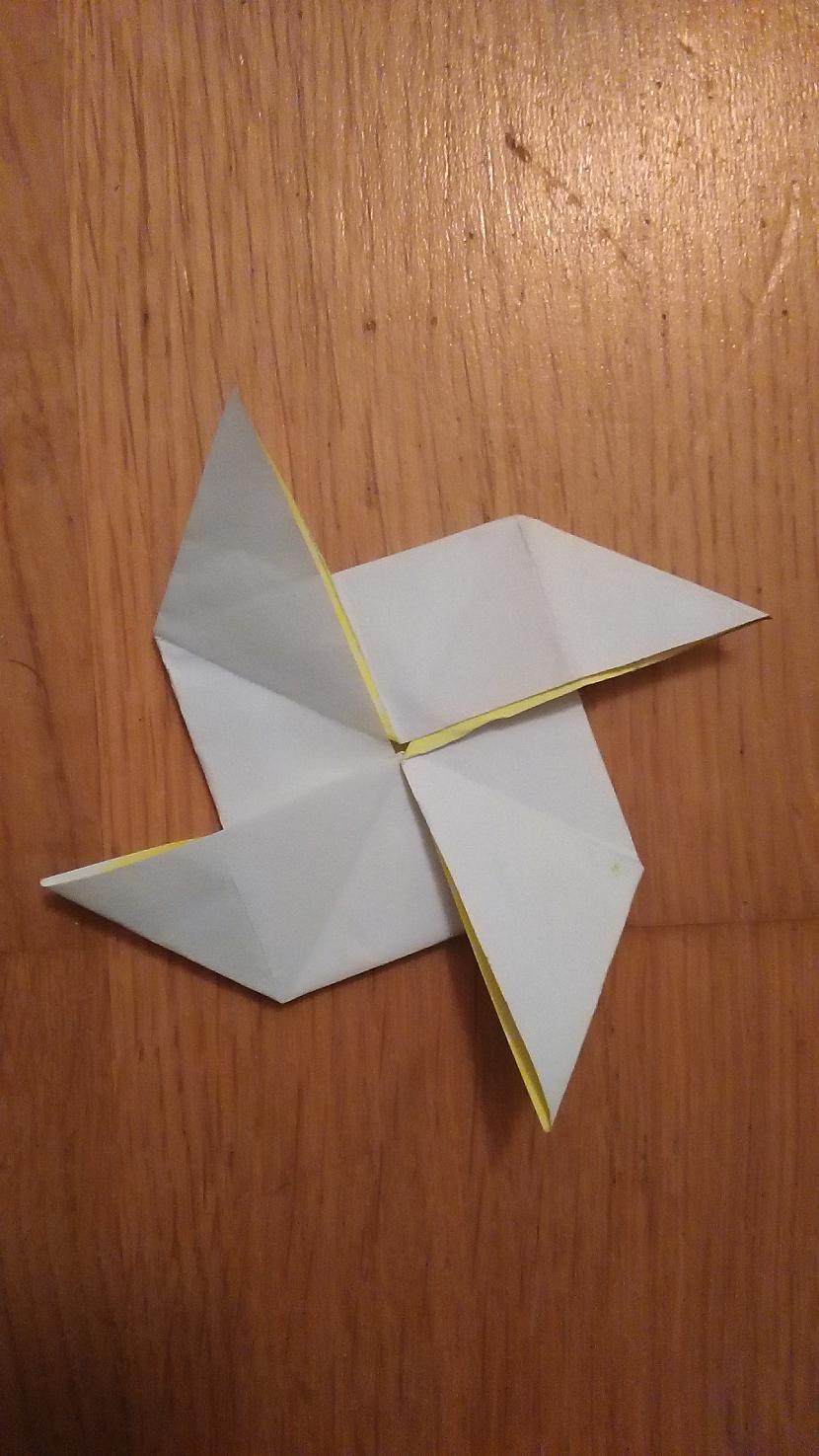 Un piespiežam tos un rezultāts... Autors: Emchiks Origami "ninja star"
