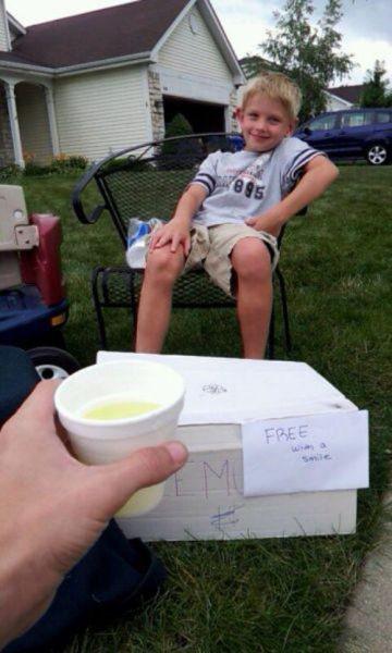 Šis zēns pārdod limonādi par... Autors: Fosilija Vēl viens iemesls lai tu pasmaidītu.(pacelts)