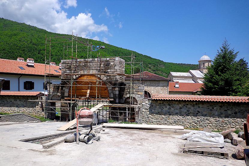 Pie klostera vārtim var manīt... Autors: Pēteris Vēciņš Kosova 4. daļa: No Albāņu alpiem līdz  Šarplaņinas kalnu sniegotajām virsotnēm.