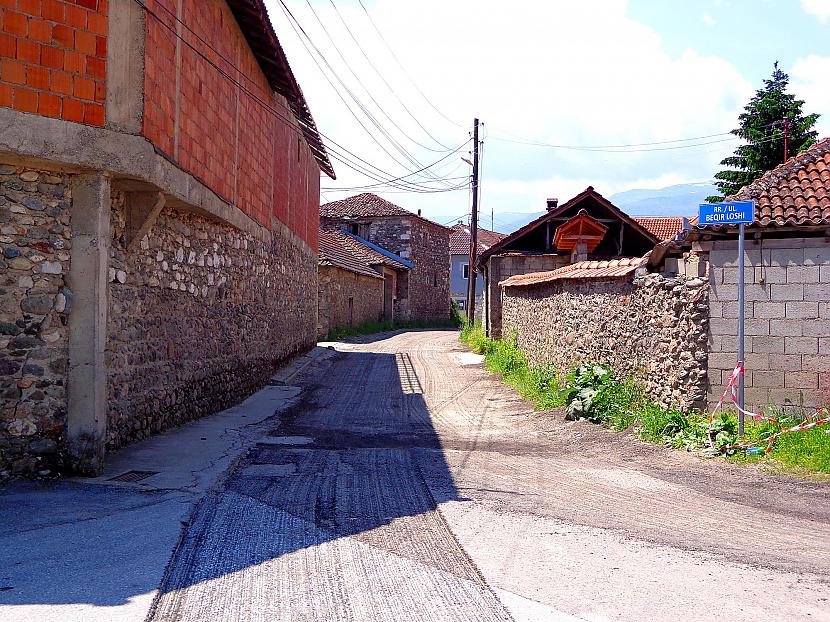 Dažkārt arī pascaroni pagalmi... Autors: Pēteris Vēciņš Kosova 4. daļa: No Albāņu alpiem līdz  Šarplaņinas kalnu sniegotajām virsotnēm.