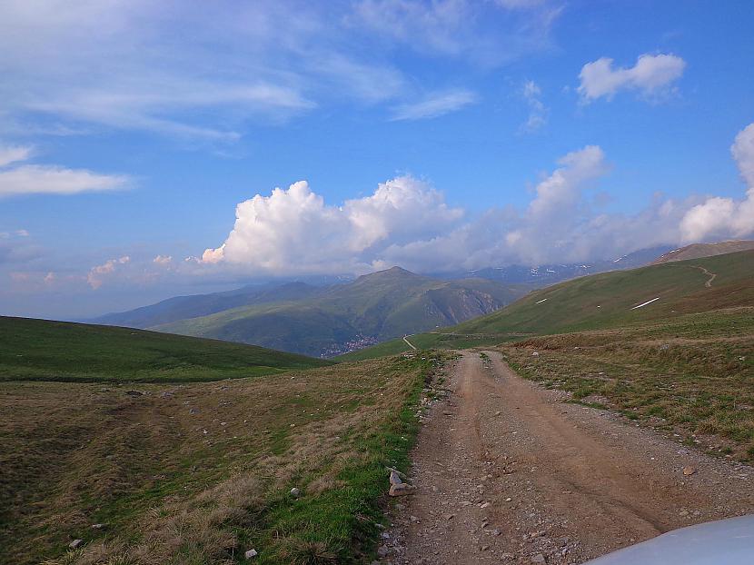 Tā nu ripinām lejup Restelcias... Autors: Pēteris Vēciņš Kosova 4. daļa: No Albāņu alpiem līdz  Šarplaņinas kalnu sniegotajām virsotnēm.