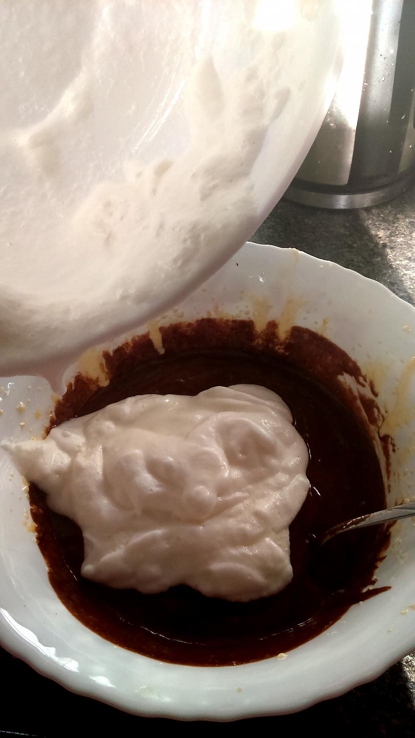 Tad klāt baltumu un samaisām... Autors: Lords Lanselots Ātri un vienkārši pagatavojama šokolādes kūka