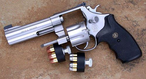 Revolveris ar aptverēm kas... Autors: super mario14 Vai revolveris ir labāks par pistoli ? IEROČI 1.daļa.