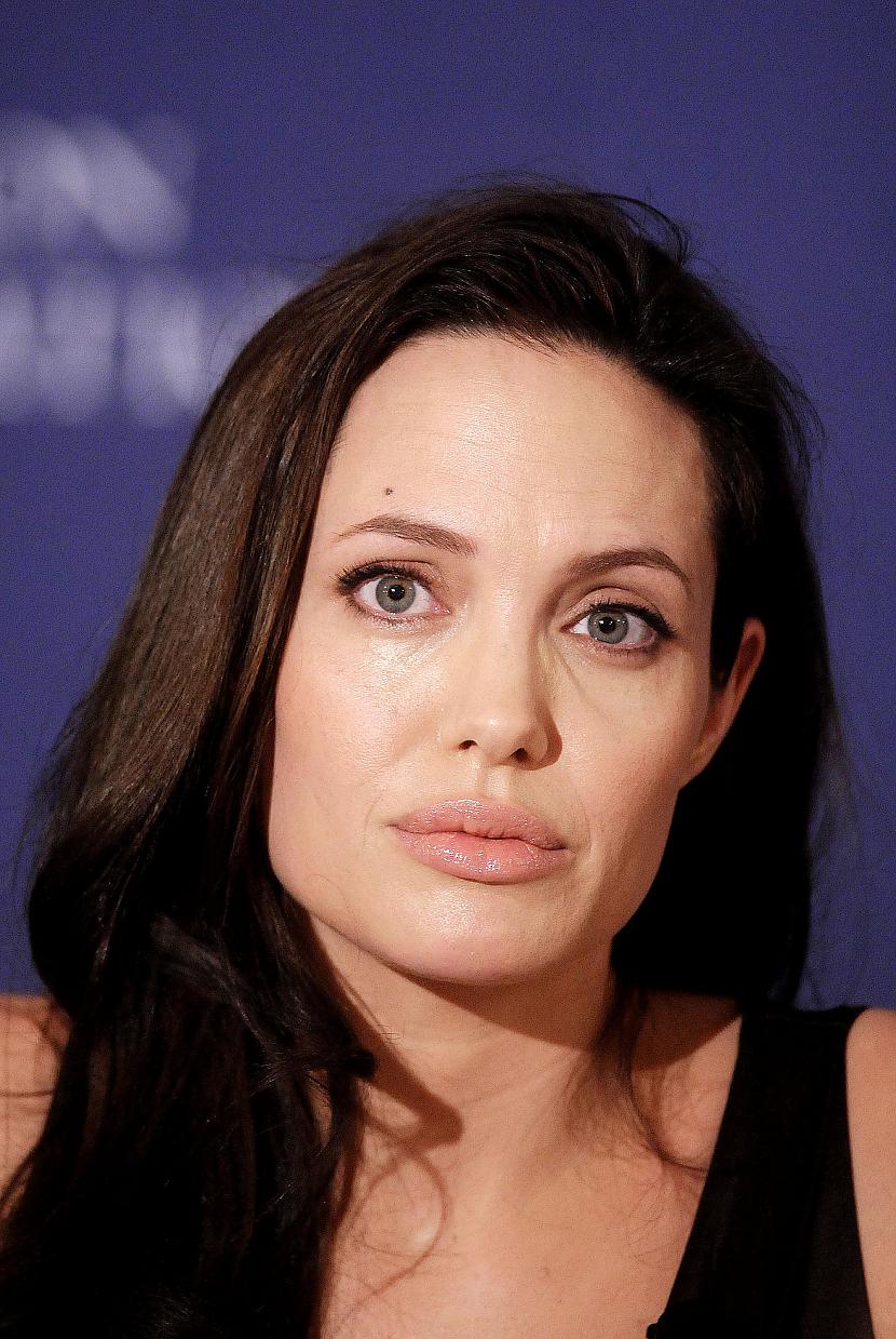  Autors: Fosilija Angelina Jolie 10