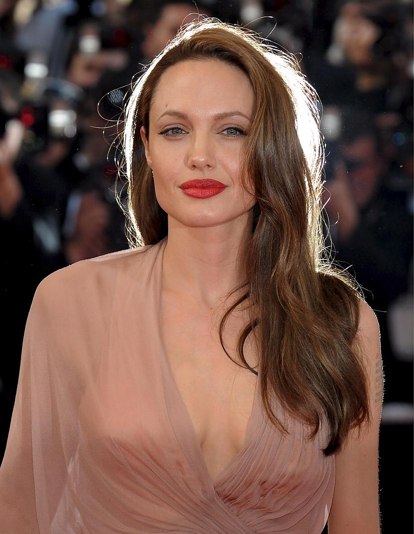  Autors: Fosilija Angelina Jolie 10