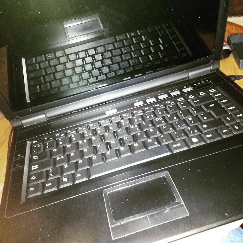 Un lūk viss laptops salikts... Autors: Fosilija RM laptopa lodēšana, klaviatūras mainīšana un tīrīšana
