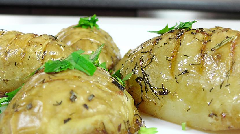 Krāsnī cepti kartupeļinbsp Autors: Video Virtuve Krāsnī cepti kartupeļi