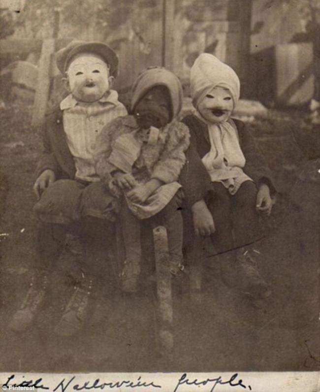 Bērni helovīnos ap 1900 Autors: Ļaļaka 25 biedējošas vēsturiskas fotogrāfijas