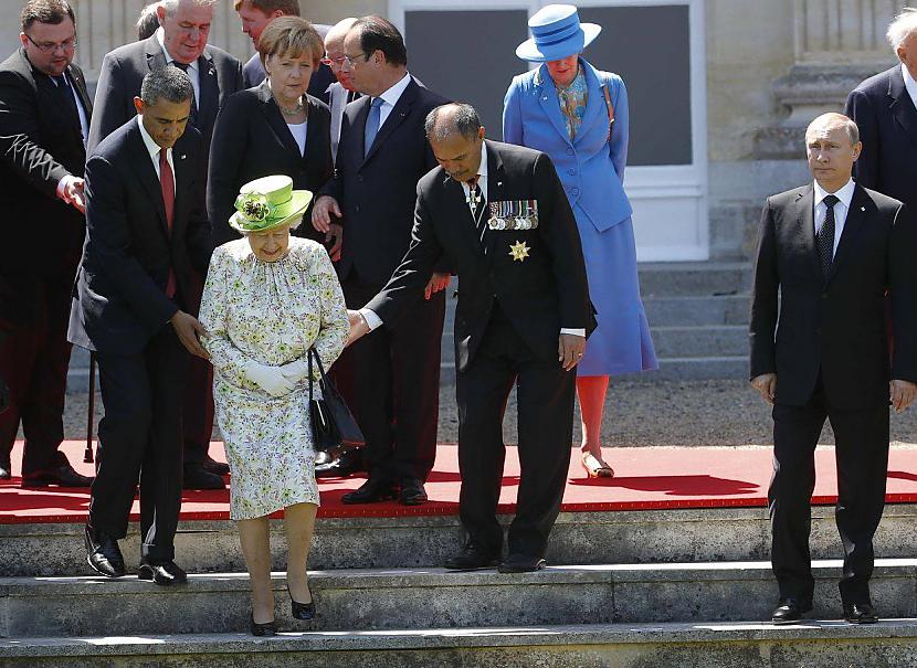 Baraks Obama palīdz nokāpt... Autors: REDĪSS 34 Vēsturiski retas fotogrāfijas