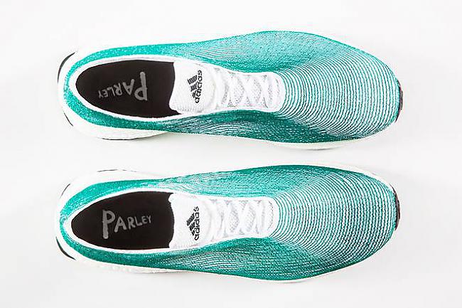 Izrādās ka viena lieta ko ar... Autors: sancisj Adidas izgatavo apavus no atkritumiem.