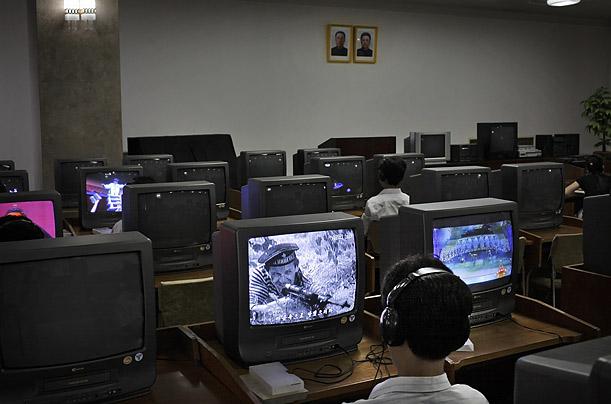 Studenti skatās filmas... Autors: Laitinen Kadri no Ziemeļkorejas.