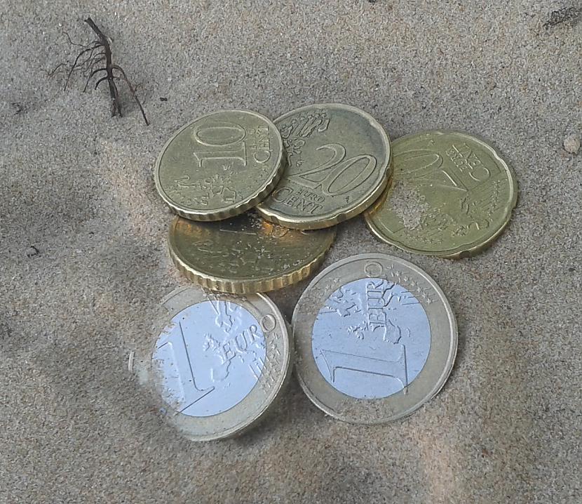 Monētas no vienas bedrītes... Autors: pyrathe Ko var atrast pludmalē ar metāla detektoru?
