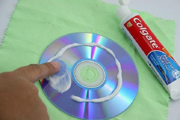 Skrāpējuma vietas uz diska... Autors: slida 17 veidi, kā izmantot zobu pastu
