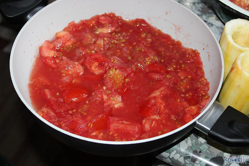 Pieliekam vēl kādus tomātus ... Autors: Werkis2 Tomātos sautēti - pildīti kabači ar malto lielopu gaļu