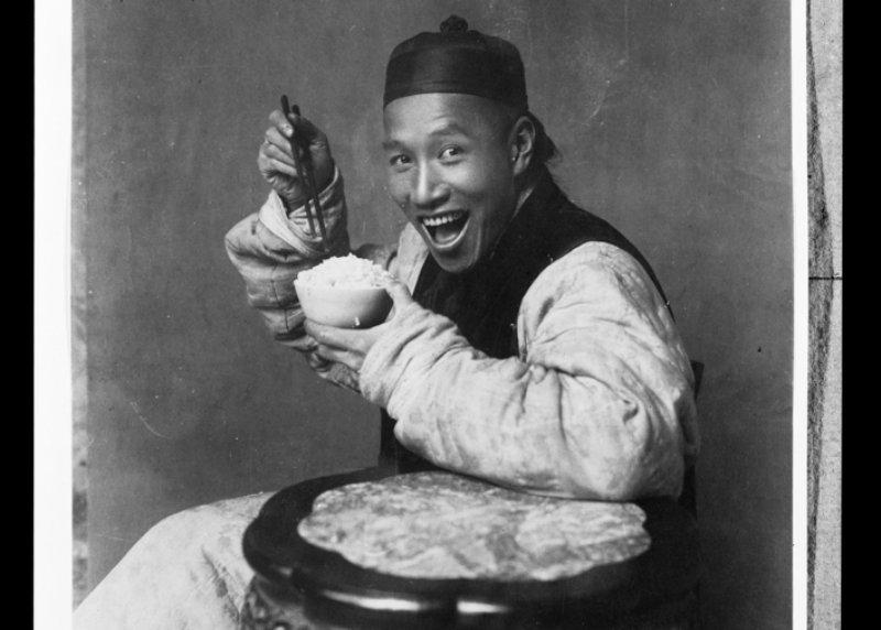 Vīrietis ēd rīsus 1901 Autors: SnYx Mazas bildes ar lielu vēsturi [6]