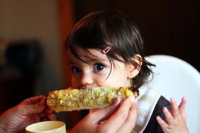 Uz grilla cepta kukurūza ar... Autors: Lords Lanselots 5-gadīgā meitenīte ir nogaršojusi vairāk kā 650 dažādu ēdienu!!