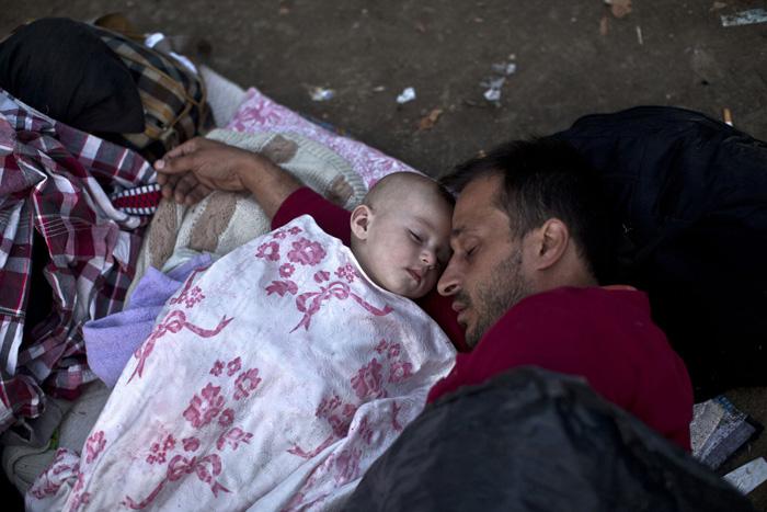 Bēgļi no Sīrijas guļ Belgradas... Autors: Lords Lanselots Kas liek Sīriešiem bēgt uz Eiropu???