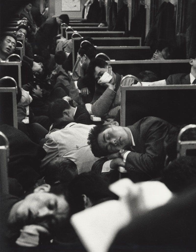 Japāņu publiskais vilciens... Autors: riekstkodis.lv Šīs 20 vēsturiskās fotogrāfijas atstās Tevi bez vārdiem. 2. DAĻA