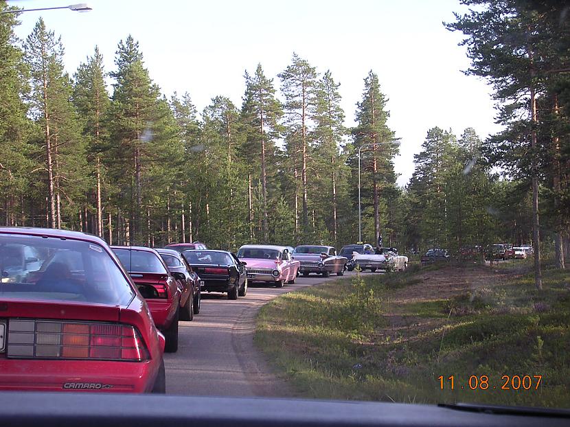 Braukājām kolonnā pa Kalajoki Autors: Sanna Somi un veci amerikāņu auto