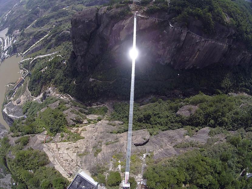 Scaronis ir pasaulē garākais... Autors: matilde Ķīnā ir atklāts pasaulē garākais tilts, kas ir veidots no stikla!