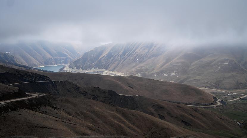 Aiz Harami kalnu pārejas... Autors: Pēteris Vēciņš Pa Kaukāza karu takām, čečenu zeme Ičkērija. „Dižo vaina*u zemes” 2. daļa.