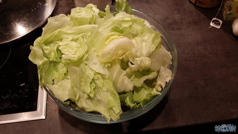 Tikmēr rupji saplucinam salātu... Autors: ceipis12 Siltie vistas salāti
