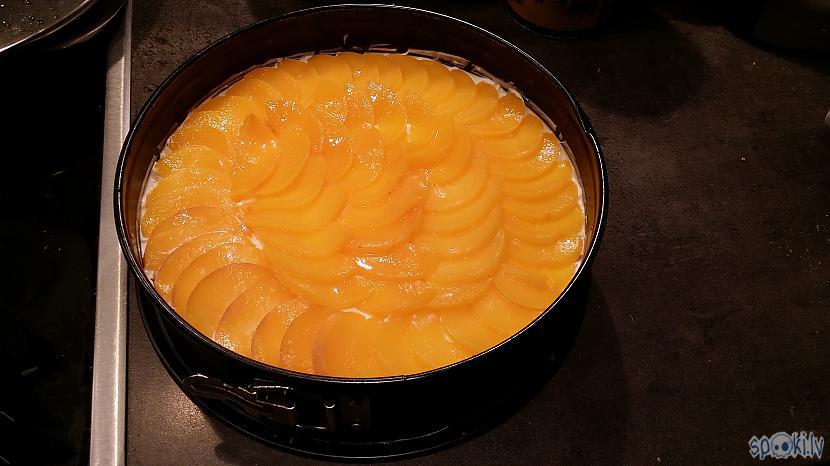 Kūku pārklājam ar persikiem... Autors: ceipis12 Siera kūka ar persikiem
