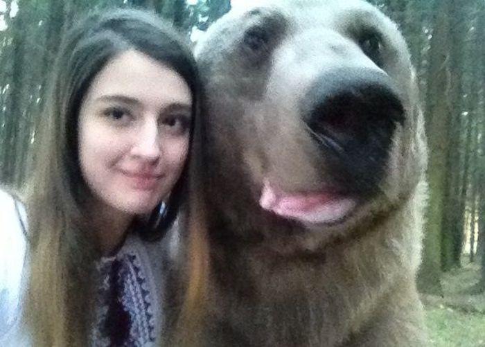  Autors: Mao Meow Krievu meitene uzņem selfiju ar lāci!