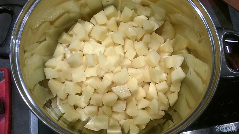 Kartupeļus sagriežam kubiņos... Autors: ceipis12 Zeltainā frikadeļu zupa