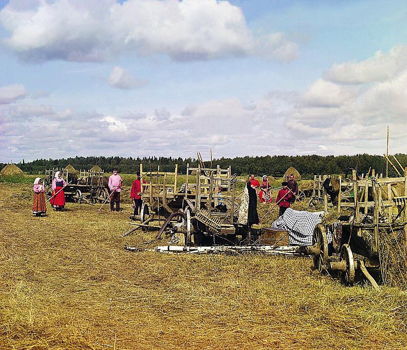 Strādnieki paņēmuscaroni pauzi... Autors: Laitinen Krievijas impērija krāsainās bildēs (1907-1915)