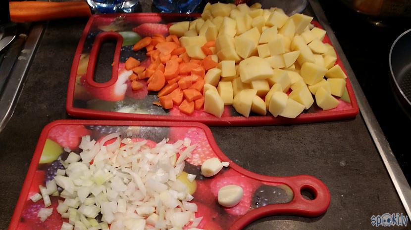 Kartupeļus un burkānus... Autors: ceipis12 "Gatavojam ar multikatlu" Bagātīgā frikadeļu un dārzeņu zupa