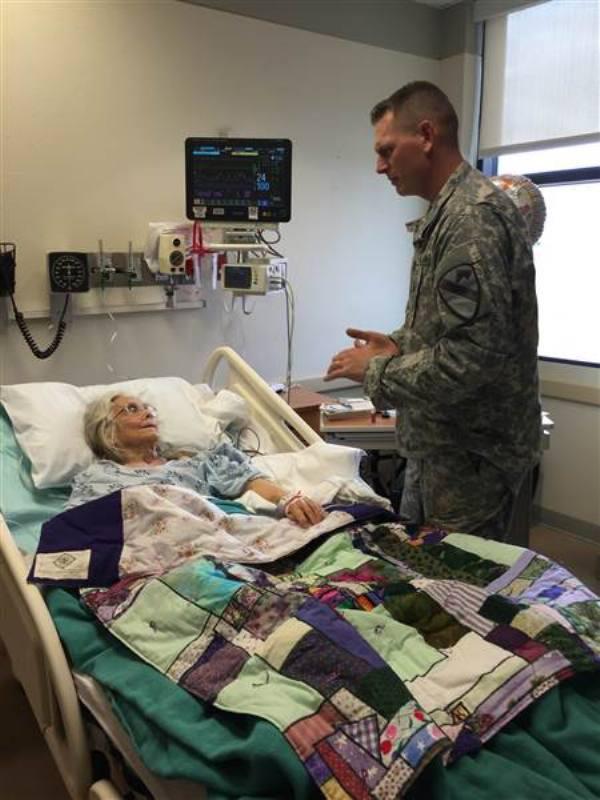 Ļoti īsā laikā kareivji... Autors: matilde Kareivji steidz pie 83 gadus vecās sievietes uz slimnīcu apskauties