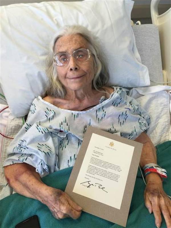 Pagājuscaronajā trescarondienā... Autors: matilde Kareivji steidz pie 83 gadus vecās sievietes uz slimnīcu apskauties