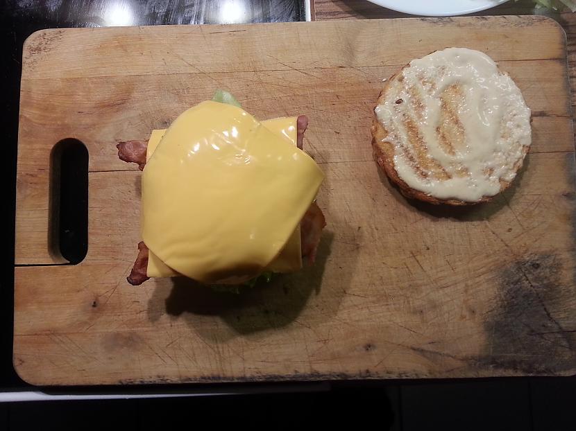 Otrais siers Autors: minckis Burgers 'Double-triple' + mājas kartupeļi frī