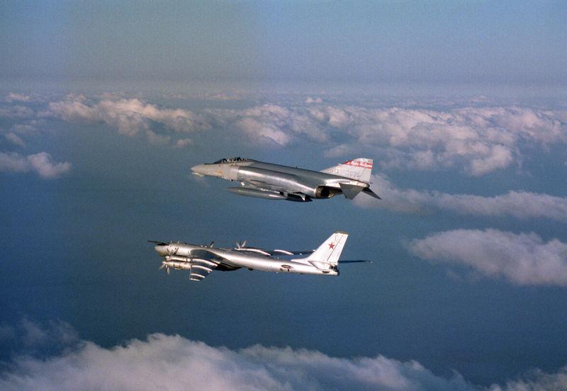 1983gadsASV F4D Phantom... Autors: Mao Meow Pārtverot krievu "Lāci" aka Tu-95!