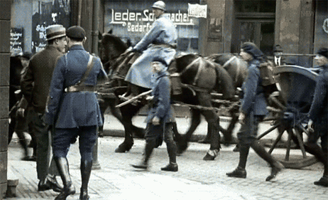 Franču karavīrs piespiež... Autors: Spriciks911 Otrais pasaules karš - neizstāstīts stāsts (3. daļa)