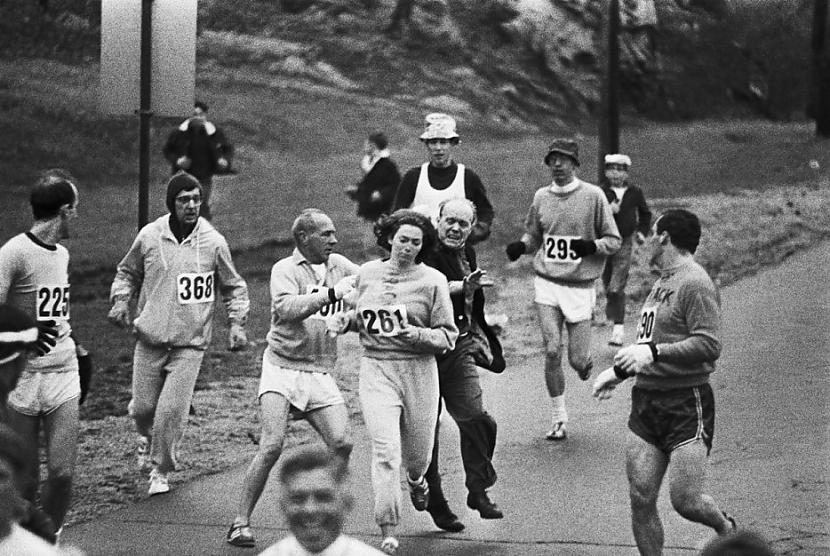 Bostonas maratona rīkotāji... Autors: Fosilija 20. gadsimta 20 spēcīgākās fotogrāfijas