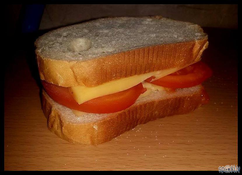 Veidojam sviestmaizi  uz... Autors: Eguciiiite Citādākas karstmaizītes jeb Siera un tomātu sendvičs