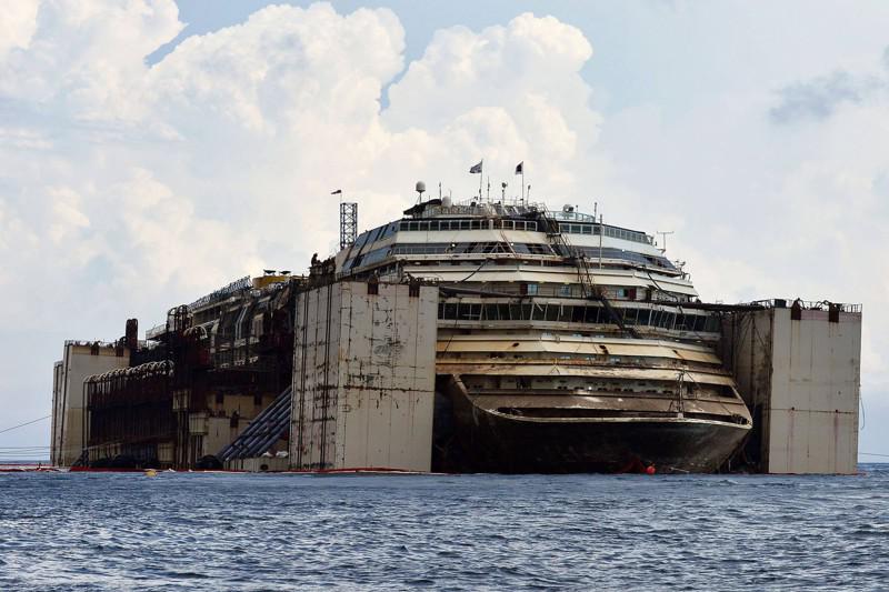 Jūlijā kuģis tika uzsliets... Autors: matilde Kā no iekšpuses izskatās Costa Concordia kruīza laineris pēc tā nogrimšanas?