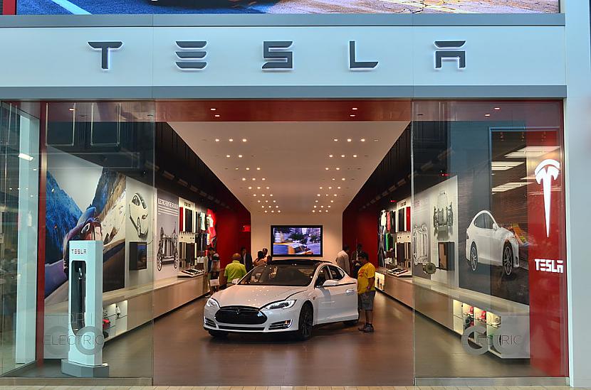 "Tesla" elektromobiļi ar automātisko parkošanās tehnoloģiju