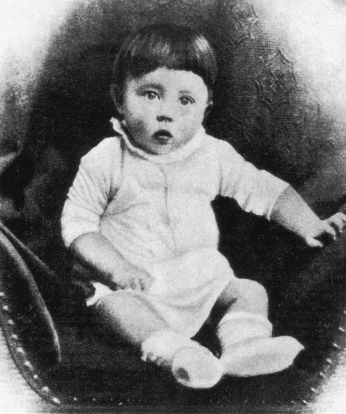 Ādolfs Hitlers Autors: TkPasta Slavenību bērnības fotogrāfijas.