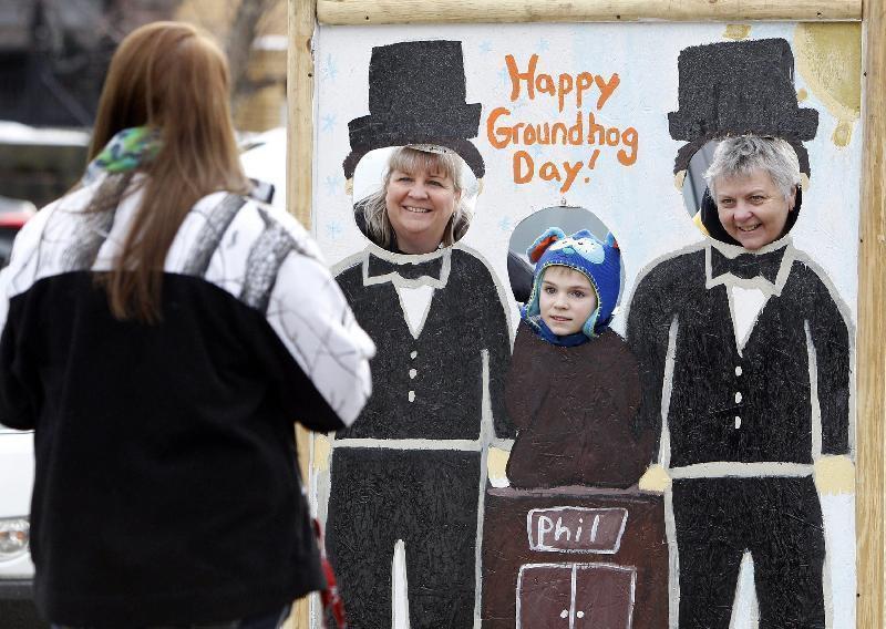 Festivaala viesi kuri dzimushi... Autors: ezkins 130 gadi, kopš ASV atzīmē Murkšķa (Groundhog) dienu
