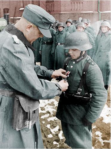 Jauns vācu karavīrs saņem... Autors: KrisjanisOzols Samērā retas otrā pasaules kara bildes.
