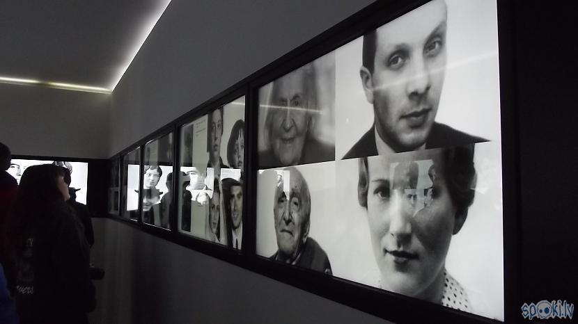 Ekrāni ar cilvēku portretiem... Autors: Fosilija Es tur biju, es to redzēju - Aušvices Ebreju Sinagoga un muzejs
