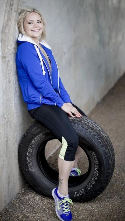 Pateicoties skriescaronanai... Autors: Razam4iks 115 kg smaga sieviete notievē uz pusi, noskrienot 103 maratonus garāžā.